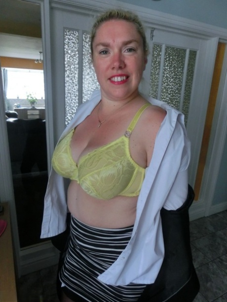 Mature blonde businesswoman Barby pauses to masturbate with a vibrator